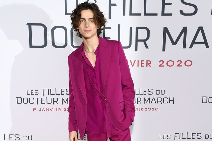 Nam diễn viên 24 tuổi nổi bật trong bộ đồ nguyên cây hồng được thiết kế bởi Stella McCartney.