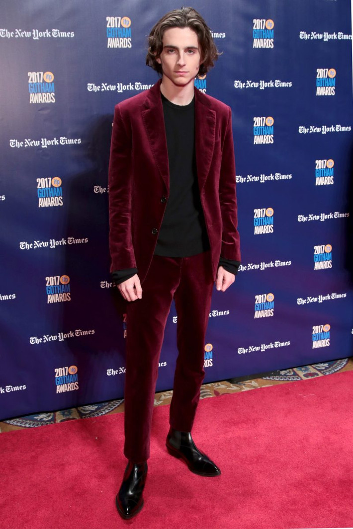 Bộ suit nhung màu đỏ đun này được nam diễn viên Mỹ phối với áo thun đen và giày đen ăn ý.