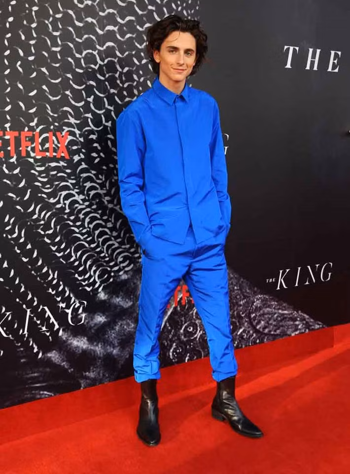 Một set đồ màu xanh nổi bật giúp Timothée Chalamet thu hút mọi ánh nhìn khi bước lên làm đỏ.