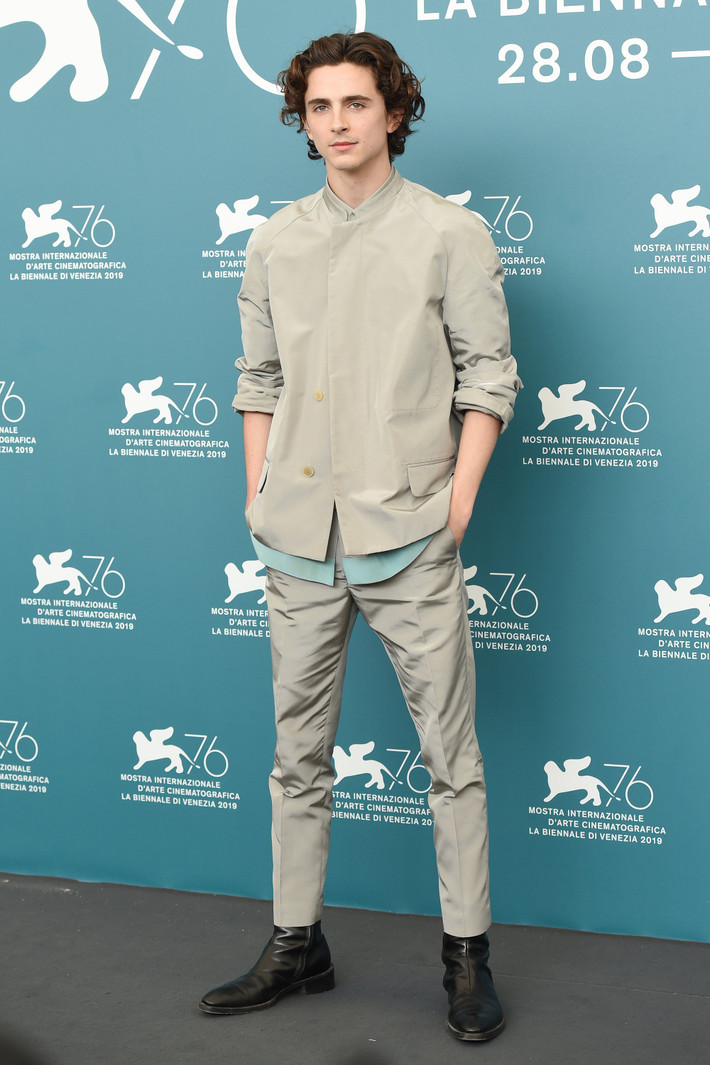 Set đồ nhã nhặn làm toát lên vẻ lịch lãm của mỹ nam sinh năm 1995.