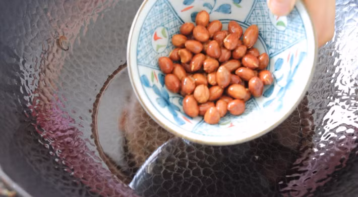 Bước 4: Đảo lạc qua mỡ, chín vàng dậy mùi thơm là được.