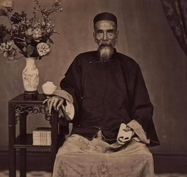 Thầy giáo xuất thân từ tầng lớp giàu có chụp ảnh với cuốn sách yêu thích.