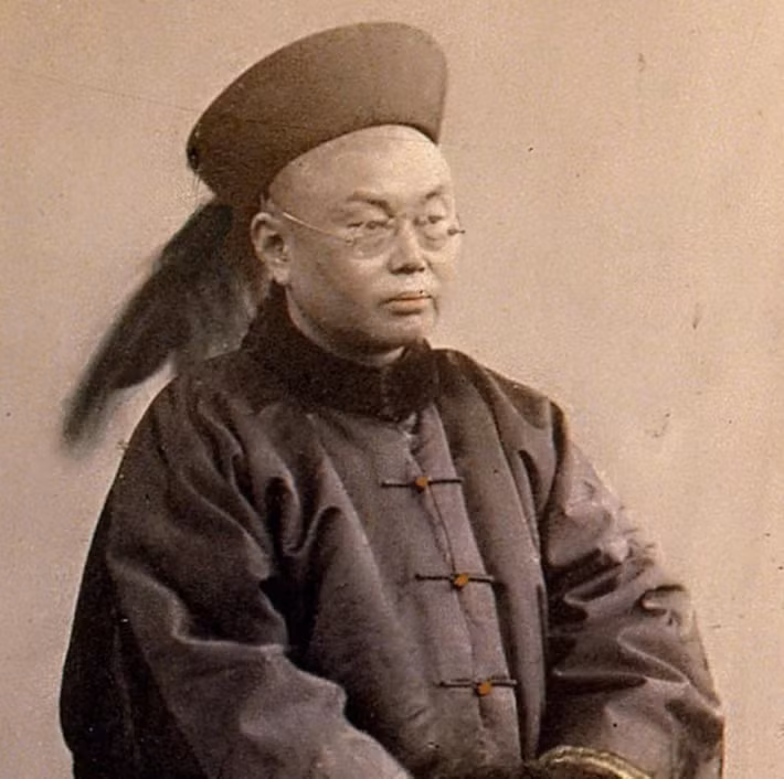 Chân dung một vị quan nhà Thanh đeo kính - sáng chế du nhập từ phương Tây.