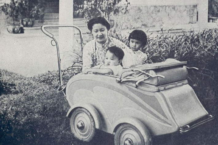 Tờ Le Monde colonial illustré đăng bức ảnh chụp Nam Phương Hoàng hậu bên 2 con vào tháng 5/1939.