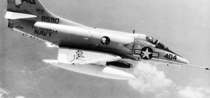 Sự cố xảy ra khi thang máy cuộn lại. Hậu quả là máy bay mang theo bom hạt nhân nhanh chóng bị chìm xuống đáy biển ở độ sâu 4.876m.