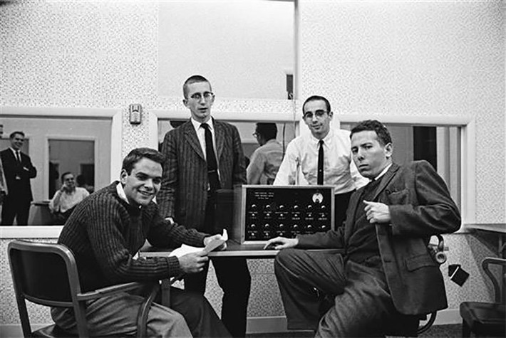 Giáo sư Stanley Milgram công tác tại Đại học Yale năm 1961. Tại đây, ông đã thực hiện một thí nghiệm biến con người thành "ác quỷ" gây rúng động dư luận.