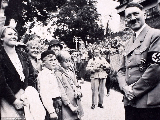 Mặc dù là người yêu động vật nhưng nhà độc tài Hitler lại có ác cảm với loài ngựa, thậm chí là ghét chúng.