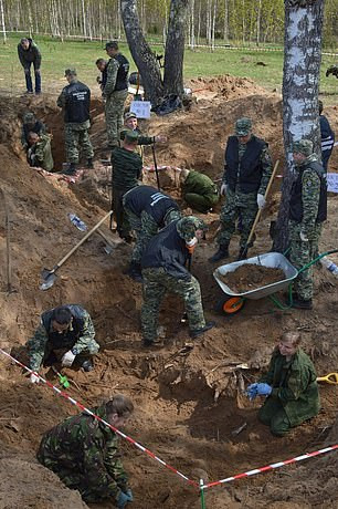 Cụ thể, ngôi mộ tập thể trên được các chuyên gia tìm thấy tại khu vực gần Veliky Novgorod, cách Moscow 580 km về phía Tây Bắc.