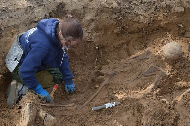 Trong thời gian từ năm 1941 - 1943, Hitler và phát xít Đức đã thực hiện các cuộc giết chóc rùng rợn ở Liên Xô. Mới đây, các chuyên gia đã khai quật được một ngôi mộ tập thể hé lộ tội ác man rợ của Đức quốc xã.