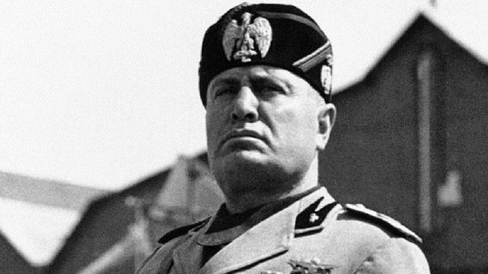 Với những tội ác đã gây ra, Mussolini bị du kích quân phát hiện tại trạm kiểm soát ở Dongo, gần hồ Como ngày 27/4/1945. Khi ấy, nhà độc tài một thời của Italy đang bỏ trốn khi chính quyền của Mussolini sụp đổ.