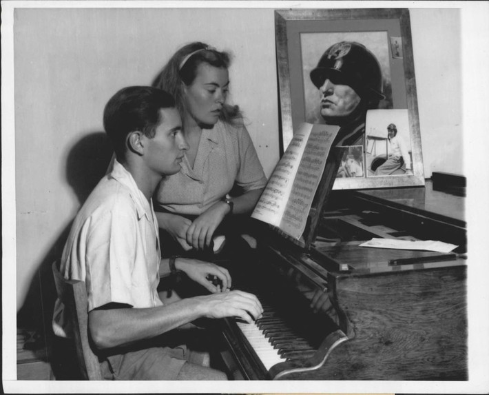 Cụ thể, Romano Mussolini không tham gia vào chính trị cũng như bất cứ hoạt động nào có liên quan đến người cha độc tài Benito.