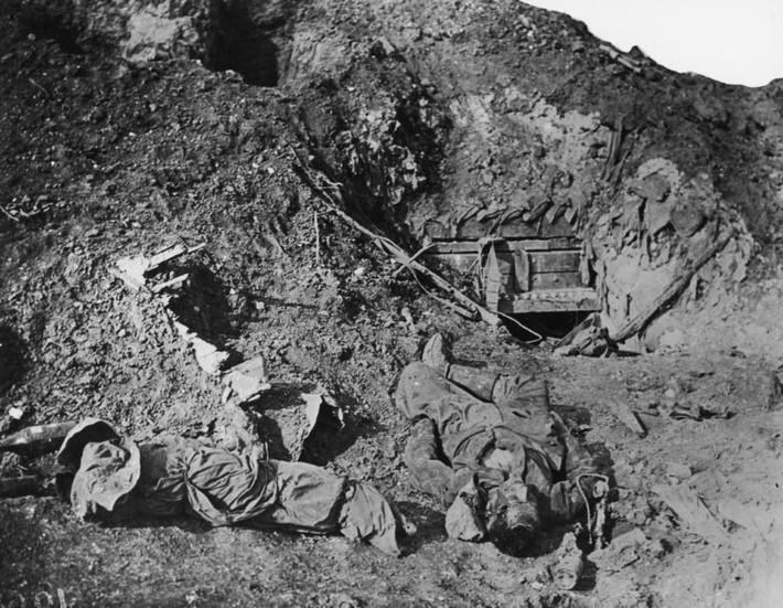 Thi thể binh sĩ tử trận trên chiến trường Somme. Do chiến sự ác liệt nên thi hài những binh sĩ tử trận không được mai táng cẩn thận.