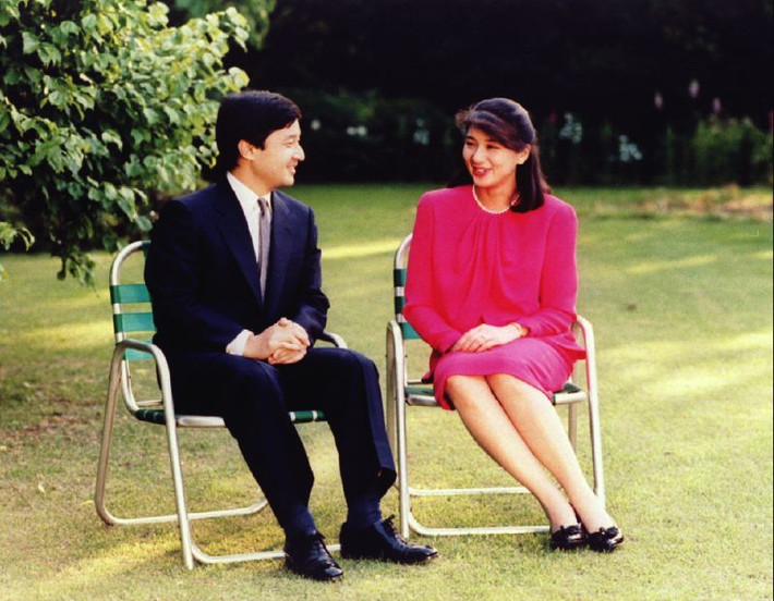 Thái tử Naruhito trò chuyện vui vẻ với hôn thê Masako Owada hồi tháng 6/1993.