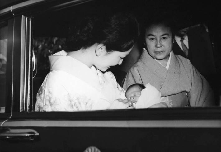 Vào tháng 2/1960, tân Nhật hoàng Naruhito chào đời tại Tokyo. Trong ảnh là nhà vua tương lai của Nhật Bản khi còn nhỏ nằm ngoàn trong vòng tay của mẹ - Hoàng hậu Michiko.