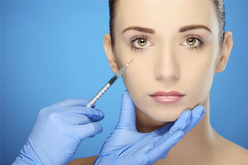 Trong phẫu thuật thẩm mỹ, việc bơm mỡ tự thân (hay còn gọi là cấy ghép mỡ tự thân) khá phổ biến và hiệu quả mà kỹ thuật can thiệp lại không quá phức tạp. Tuy nhiên, nhiều bác sĩ đánh giá, kỹ thuật này nếu thực hiện không tốt dễ gây ra những biến chứng nguy hiểm.