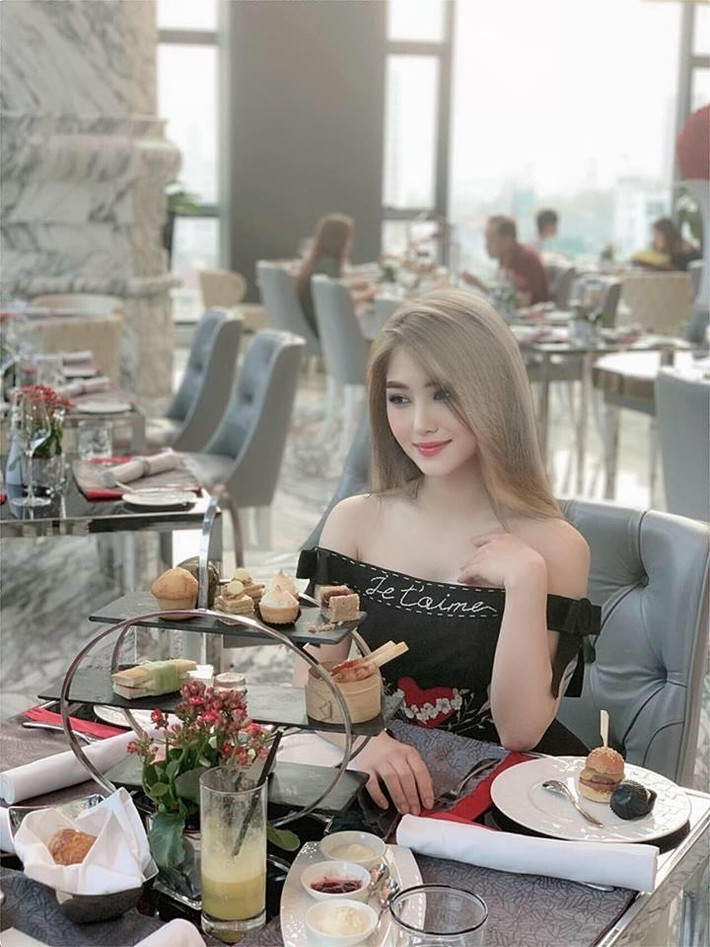 Nữ ca sĩ khiến người hâm mộ ngỡ ngàng khi khoe mái tóc nhuộm màu bạch kim lạ lẫm. Kiểu tóc mới khiến nữ ca sĩ trông hết sức thời thượng, giống búp bê lai Tây.