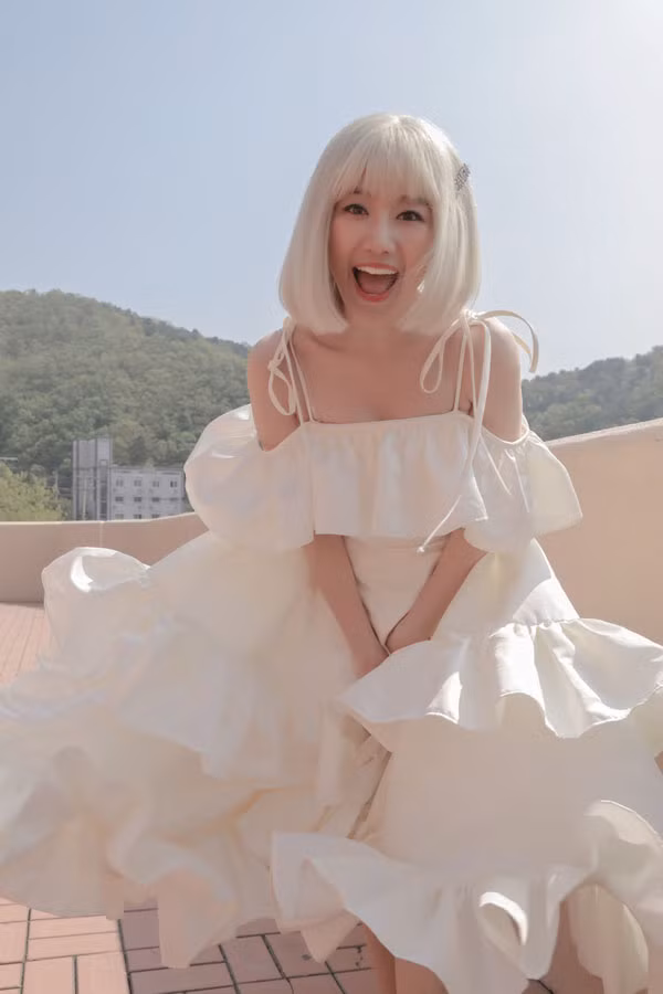 Màu tóc thời thượng này đã giúp Hari Won thăng hạng nhan sắc và bứt phá phong cách trong lòng người hâm mộ. Cô nàng trở nên xinh đẹp và trẻ trung với mái tóc nổi bật này.