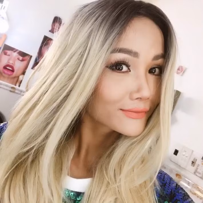 Hoa hậu H'Hen Niê ghi điểm với mái tóc nhuộm vàng bạch kim mới lạ. Người hâm mộ tỏ ra thích thú với diện mạo mới mẻ này của Hoa hậu và cho rằng sao cô không để màu tóc này sớm hơn.