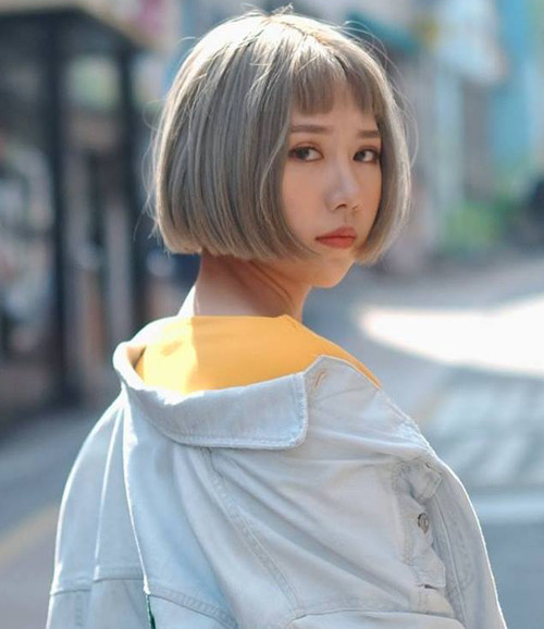 Nữ ca sĩ Min cũng được đánh giá cao với mái tóc ngắn nhuộm màu bạch kim.