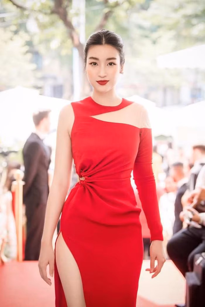 Sở hữu chiều cao 171cm cùng 3 vòng cân đối lại khá chăm tập luyện giữ dáng nên không khó để Mỹ Linh tỏa sáng trong những bộ đầm đuôi cá, ôm sát cơ thể.