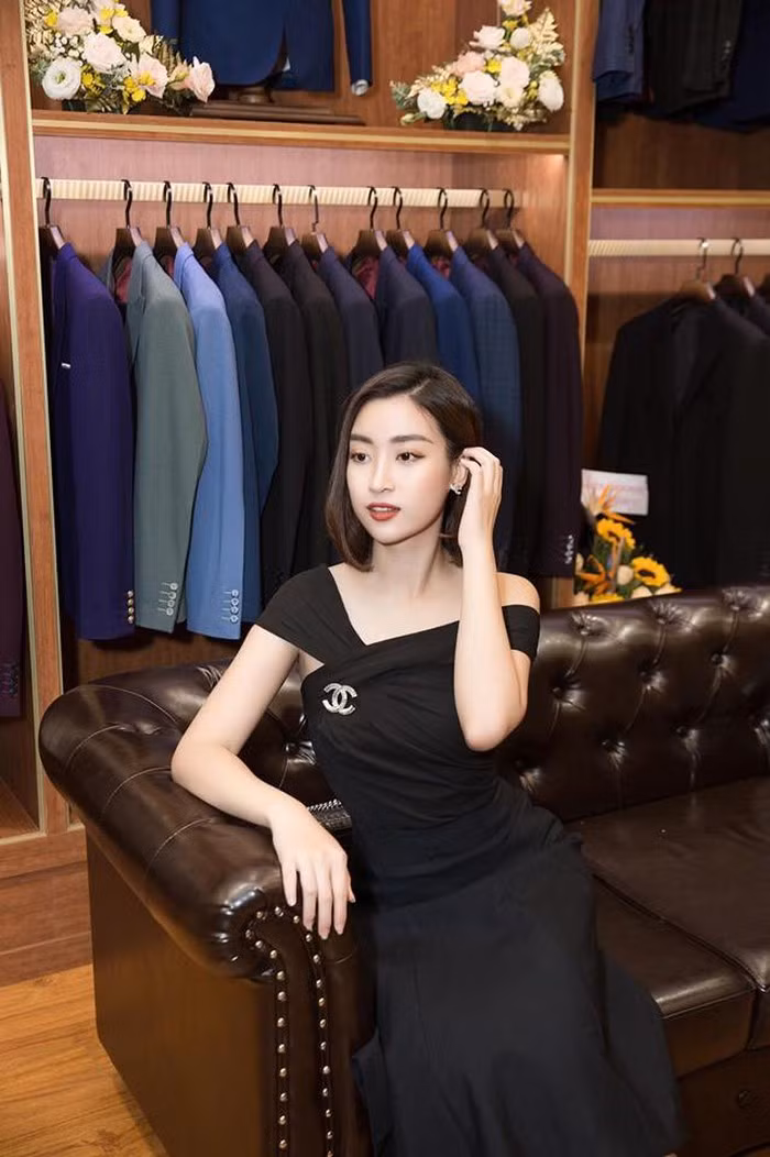 Người đẹp sinh năm 1996 liên tục làm mới bản thân với loạt trang phục gợi cảm, quyến rũ hơn hẳn.