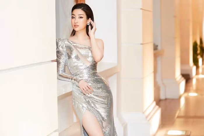 Khác xa hình tượng xấu xí trong MV, Đỗ Mỹ Linh ăn mặc sành điệu và xinh đẹp vô cùng.