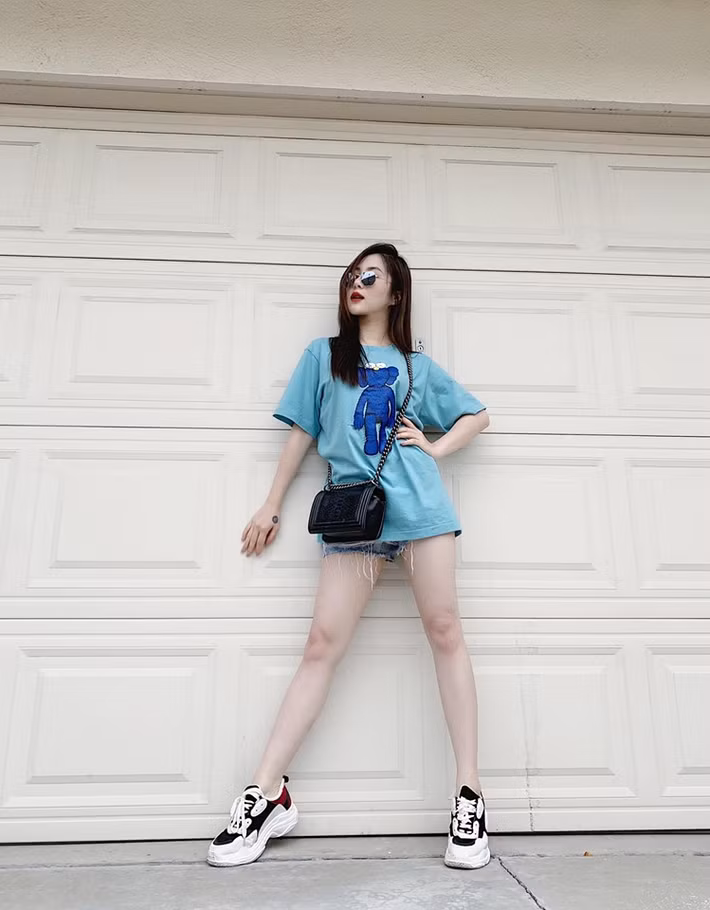 Các kiểu áo phông phom rộng luôn sẵn trong tủ đồ của Hương Tràm.