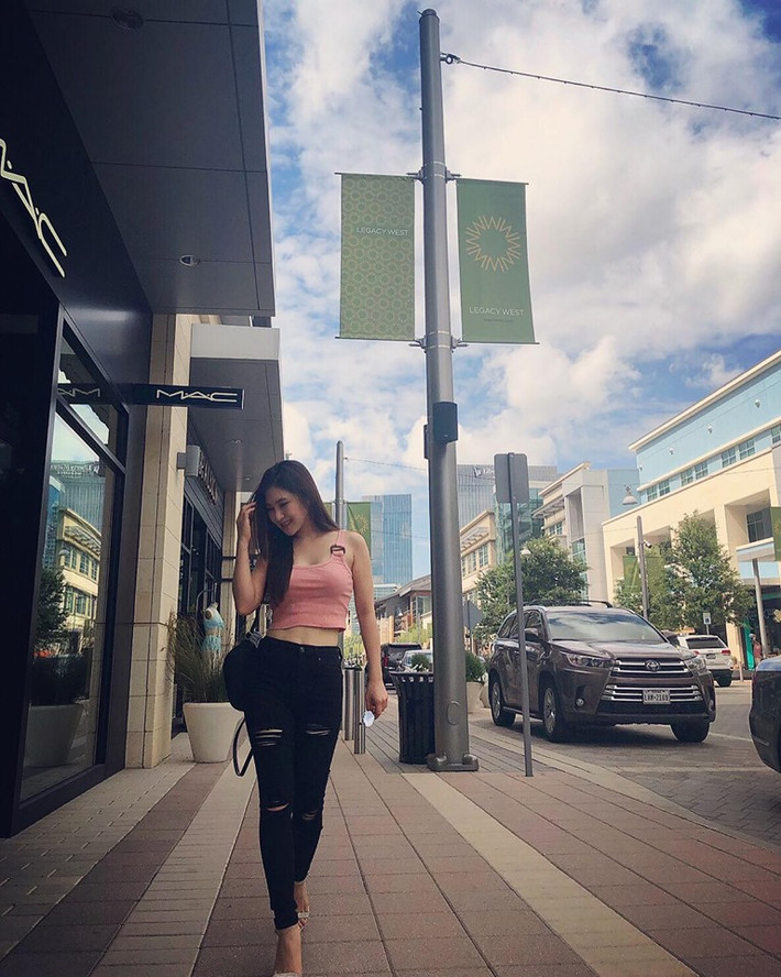 Cô nàng diện áo hai dây với quần jean tự tin dạo phố.