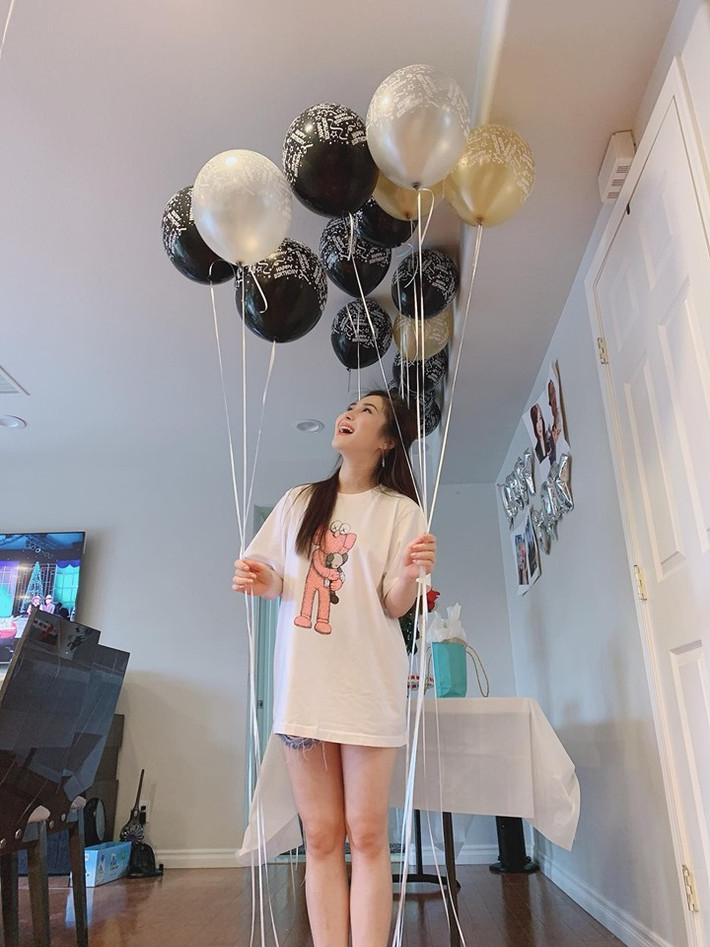 Áo phông phối với jean ngắn tạo nét trẻ trung, năng động cho nữ ca sĩ. Ảnh: FBNV.