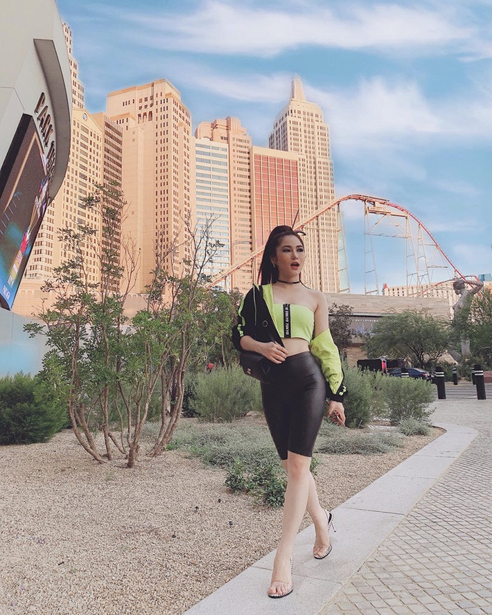 Giọng ca Em gái mưa khá chăm diện các kiểu croptop, áo phông, quần cạp cao để tôn đôi chân thon và trắng.