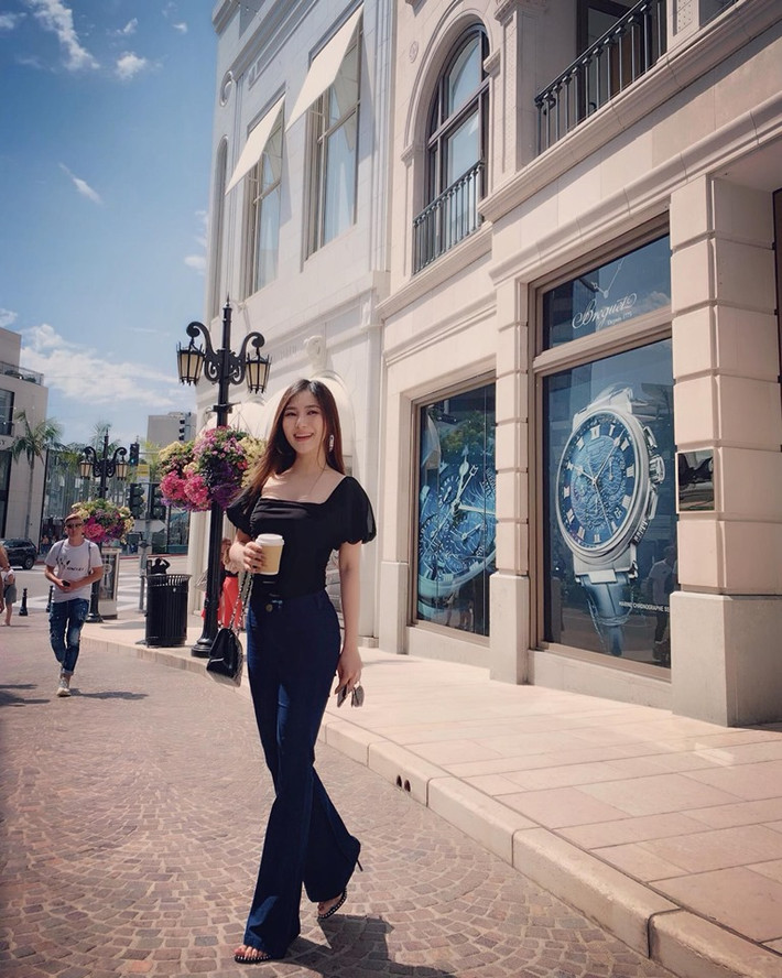 Ngoài việc thay đổi gu thời trang, nữ ca sĩ cũng rũ bỏ lớp make up dày cộp để khoe gương mặt mộc với làn da mịn màng, xinh tươi.