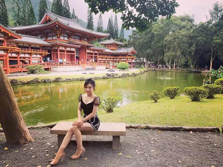 Không còn xuất hiện với những bộ trang phục biểu diễn cầu kỳ, gợi cảm, Hương Tràm hào hứng diện style trẻ trung, năng động đúng với độ tuổi của mình.