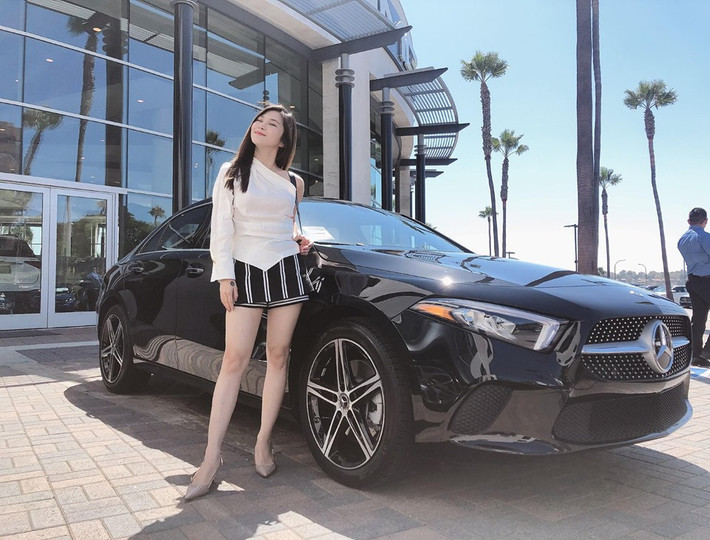 Qua Mỹ, Hương Tràm vẫn đều đặn cập nhật hình ảnh và cuộc sống của bản thân trên trang cá nhân. Nữ ca sĩ chuyển từ phong cách thời trang gợi cảm sang style cá tính, trẻ trung.