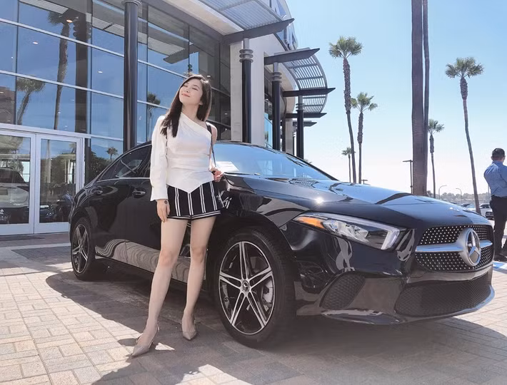 Qua Mỹ, Hương Tràm vẫn đều đặn cập nhật hình ảnh và cuộc sống của bản thân trên trang cá nhân. Nữ ca sĩ chuyển từ phong cách thời trang gợi cảm sang style cá tính, trẻ trung.