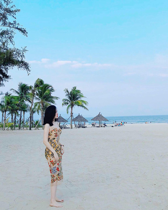 Tuy nhiên khi đi biển, Khánh Linh cũng biến hóa với váy hoa sành điệu.