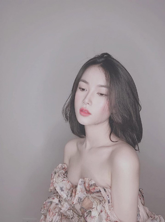 Trang phục trễ vai giúp cô nàng khoe đôi vai trần trắng nõn nà.