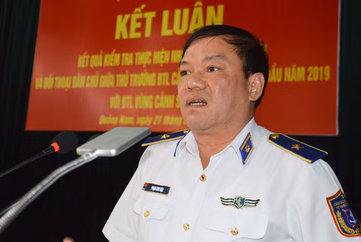  Thiếu tướng Phạm Kim Hậu - cựu phó tư lệnh kiêm tham mưu trưởng Cảnh sát biển Việt Nam: Cơ quan điều tra hình sự Bộ Quốc phòng cũng đã khởi tố bị can và thực hiện lệnh bắt tạm giam đối với: thiếu tướng Phạm Kim Hậu, cựu Phó tư lệnh kiêm Tham mưu trưởng cùng về tội tham ô tài sản.