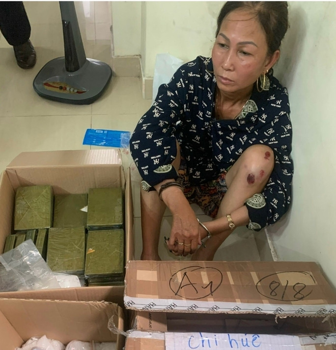  Bà trùm Đặng Thị Huệ cầm đầu đường dây ma túy xuyên quốc gia. Ngày 21/9, Công an TP Hải Phòng phối hợp với Cục Cảnh sát điều tra tội phạm về ma túy, Bộ Công an triệt phá đường dây mua bán, vận chuyển ma túy với số lượng cực lớn do Đặng Thị Huệ (SN 1971, trú tại số 48 Trần Nguyên Hãn, TP Hải Phòng) cầm đầu. Đặng Thị Huệ nhận chuyển phát ma túy từ nước ngoài đưa về, sau đó phân phát cho các đối tượng trong đường dây tiêu thụ trong nước và chuyển ma túy đi nước thứ ba. Khám xét kho hàng của Huệ cảnh sát thu giữ 15.000 viên thuốc lắc (trọng lượng 6,9kg), 5kg ma túy đá (loại methamphetamine và ketamine), 55 bánh heroin (trọng lượng 20kg), 30 triệu đồng và một số tang vật có liên quan.