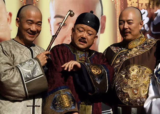 Tuy nhiên, thực tế hoàn toàn khác. Các nhà nghiên cứu tìm được những sử liệu cho thấy Kỷ Hiểu Lam không hề có các cuộc đấu trí với Hòa Thân dưới thời hoàng đế Càn Long.