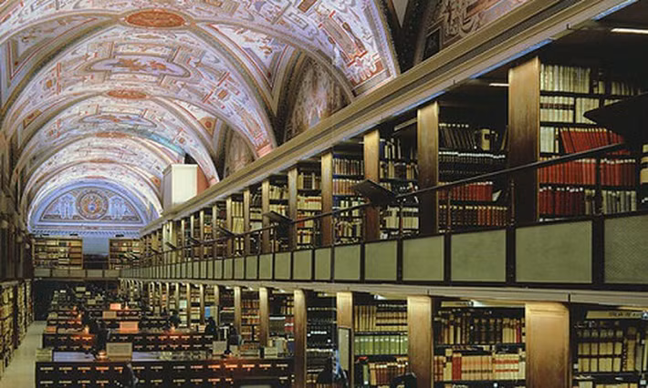 Khu lưu trữ bí mật Vatican ở Vatican cũng là một địa điểm cấm dân thường đặt chân tới. Nơi đây lưu giữ kho tàng lịch sử rộng lớn về các hoạt động của Tòa thánh, các tài liệu, giấy tờ nhà nước, sổ sách kế toán của Giáo hoàng...