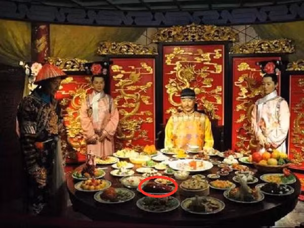 Những phi tần này sở hữu nhan sắc xinh đẹp, quyến rũ, mỗi người một vẻ và đa tài đa nghệ. Chính vì vậy, hoàng đế Khang Hy luôn có nhiều sủng phi hầu hạ mỗi đêm.