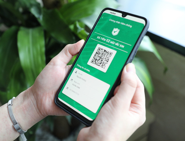 Đối với những người tiêm xong mũi 1 sẽ có chứng nhận màu vàng. Trong khi đó, những người đã hoàn thành mũi 2 vắc xin sẽ có chứng nhận màu xanh lá cây. Ảnh: suckhoedoisong.