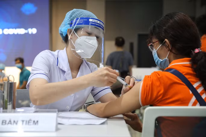 Đối với những người thiếu chứng nhận tiêm, đại diện Viettel Solutions cho biết khi triển khai tiêm vắc xin, các đơn vị thực hiện tiêm chủng sẽ chủ động cập nhật thông tin của người dân được tiêm lên hệ thống và người dân sẽ có kết quả tiêm ngay trên Sổ sức khỏe điện tử. Ảnh: Người lao động.