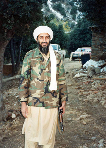 Đô đốc nghỉ hưu William H. McRaven - người giám sát chiến dịch tiêu diệt Bin Laden tiết lộ trong một cuộc phỏng vấn rằng, đặc nhiệm Mỹ dựa vào chu kỳ Mặt Trăng để lên kế hoạch, chọn thời điểm đột kích vào nhà của Bin Laden.