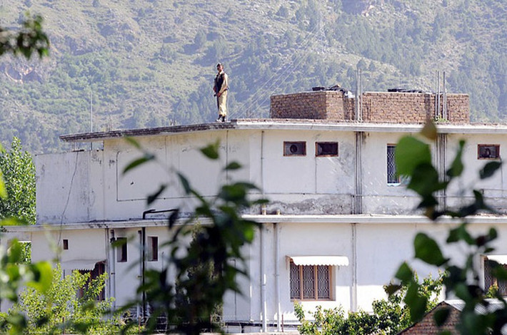 Sau khi thu dọn kho vũ khí, những thông tin, tài liệu bí mật, bao gồm cả ổ cứng và điện thoại di động của Bin Laden, lực lượng SEAL rời khỏi hiện trường cùng với xác trùm khủng bố bằng trực thăng Chinook.