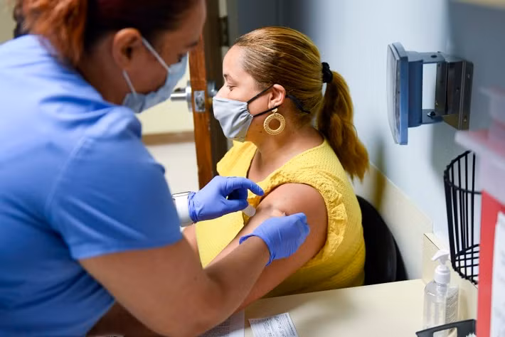 Chính vì vậy, nhóm chuyên gia cho hay người bình thường chưa cần tiêm liều vắc xin tăng cường (tức liều vắc xin thứ 3).