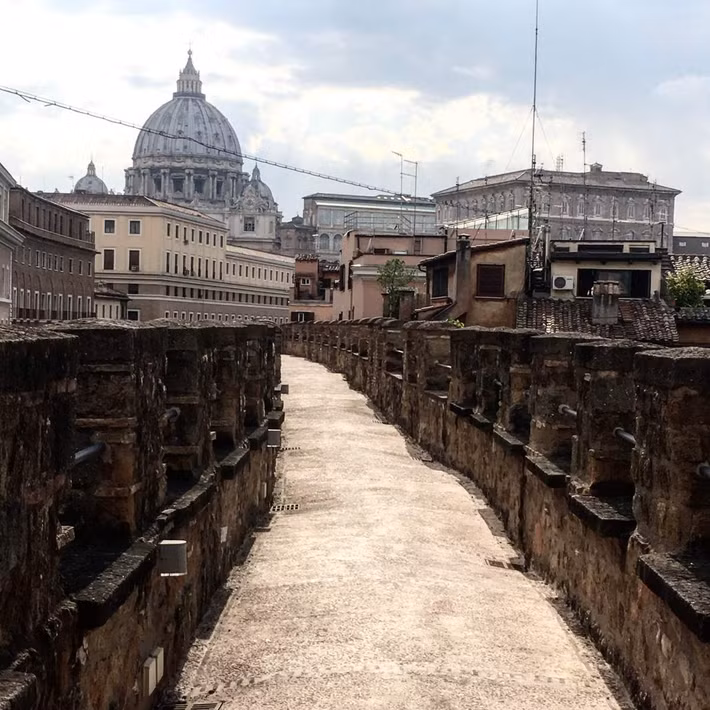 Khi ấy, Giáo hoàng trở về Rome sau kỳ khổ tu ở Avignon, Pháp. Họ nhận thấy lối đi thông giữa nơi ở của họ và lâu đài Castel Sant’ Angelo rất quan trọng trong trường hợp xảy ra tình huống nguy hiểm. Do vậy, Giáo hoàng Pope Nicholas III (nắm quyền ở Vatican từ năm 1277 - 1280) đã quyết định xây hành lang bí mật Passetto.