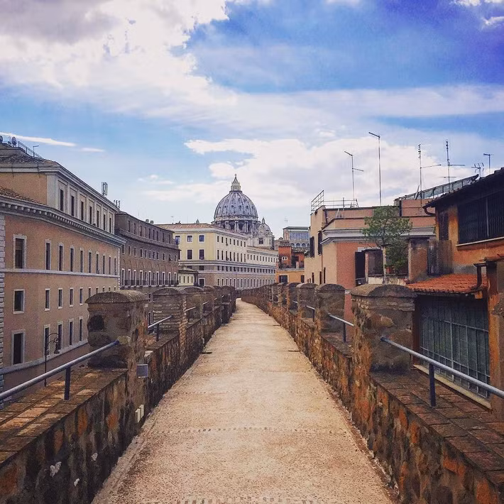 Đến cuối thế kỷ 15, Giáo hoàng Alexander VI cho tu sửa hành lang bí mật Passetto. Nơi đây được nhiều người biết đến khi Giáo hoàng Clement VII sử dụng trong lần thành Rome bị cướp phá năm 1527.