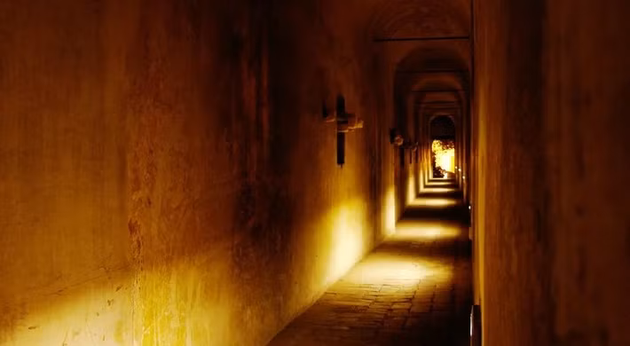 Theo các thông tin được công bố, hành lang thoát hiểm bí mật của Giáo hoàng nối giữa Vương cung thánh đường Thánh Phêrô ở thành Vatican với lâu đài Castel Sant’ Angelo.