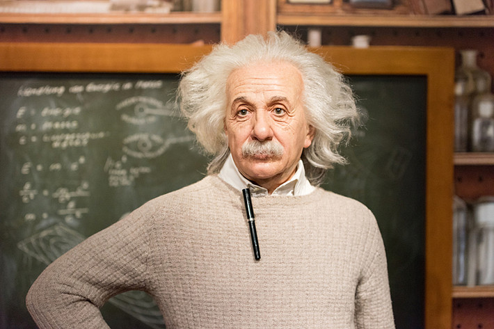 Bên cạnh thuyết tương đối, Einstein còn là người đặt nền móng cho vật lý lượng tử. Ông nhận giải Nobel Vật lý năm 1921.
